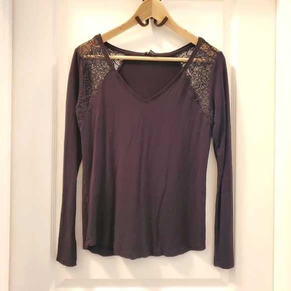 ⭐3/$20 Jacob V-neck long sleeved top - Picture 1 of 4